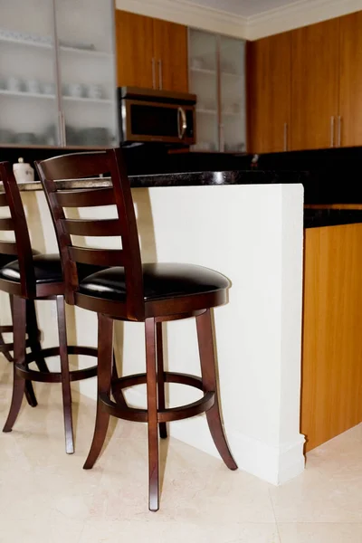 Nowoczesne Wnętrze Kuchni Stołem Krzesłami — Zdjęcie stockowe