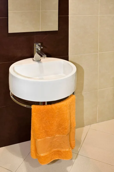 带有白色和黄色毛巾的现代浴室内部 — 图库照片