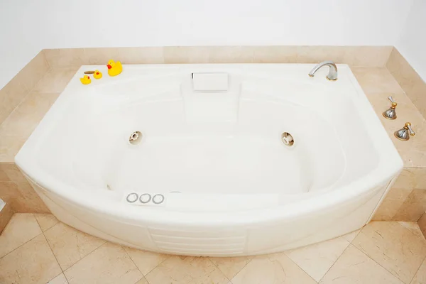 带有白色浴缸和洗涤槽的现代化浴室内部 — 图库照片