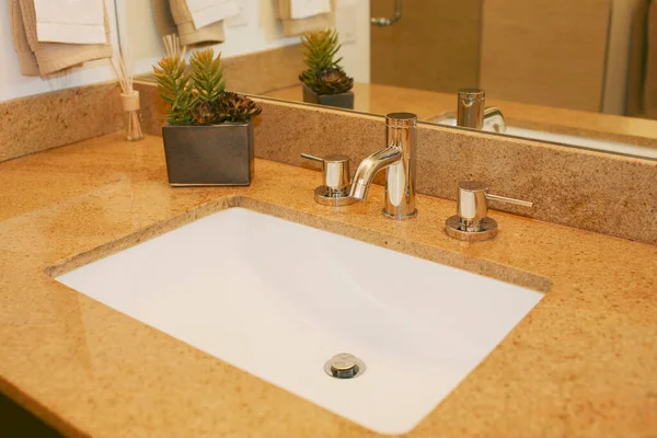 Modernes Badezimmer Mit Waschbecken Und Wasserhahn — Stockfoto