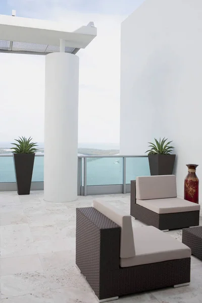 Schönes Luxuriöses Hotelzimmer Mit Weißem Sofa Und Blauem Himmel — Stockfoto