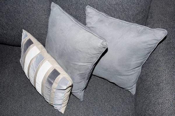 リビングルームのインテリアでソファの装飾に快適な枕 — ストック写真