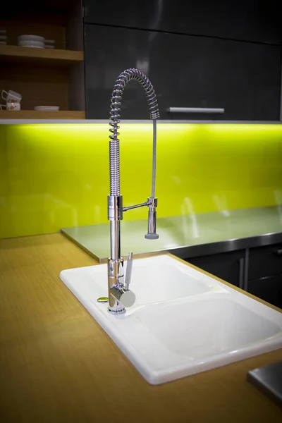 Lavello Moderno Con Bicchiere Acqua — Foto Stock