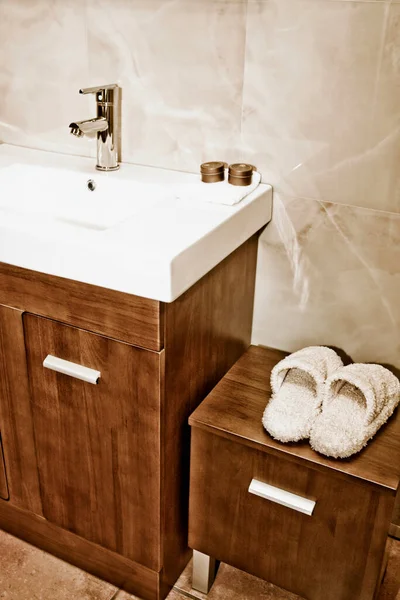 Koupelna Dřevěnou Sprchou Bílým Dřezem — Stock fotografie