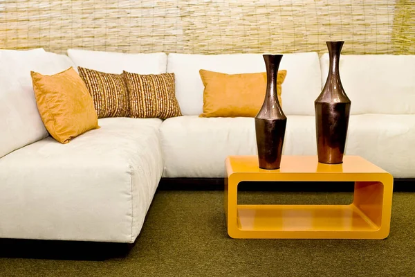 Sofa Modern Dengan Bantal Lantai Kayu — Stok Foto