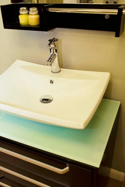 带有白色水槽和水龙头的现代化浴室内部 — 图库照片