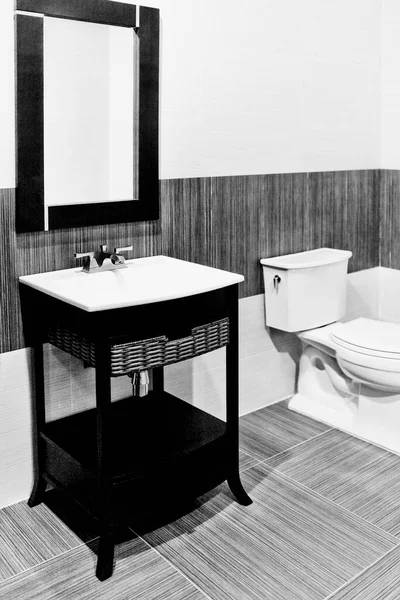 白色浴室 带有黑色和灰色水槽 — 图库照片