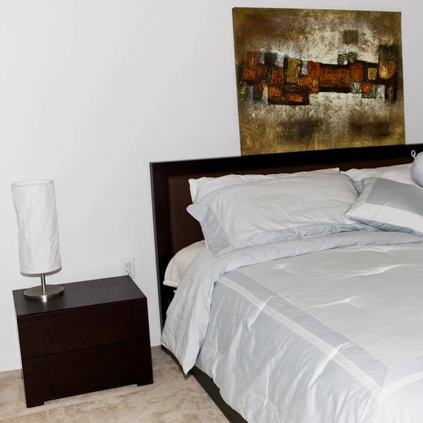 Dormitorio Moderno Con Almohadas Cama Blanca —  Fotos de Stock