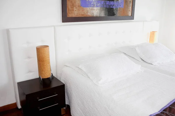 Interior Dormitorio Moderno Con Una Manta Blanca — Foto de Stock