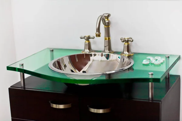 Lavabo Bagno Moderno Con Bicchiere Acqua — Foto Stock