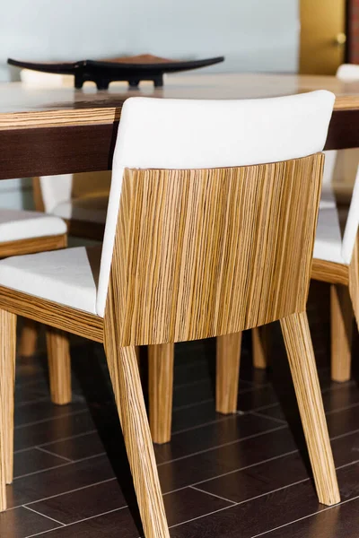 Table Bois Avec Une Chaise Blanche — Photo