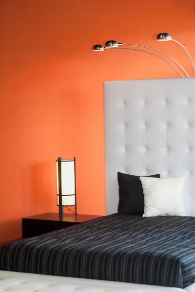 Yatak Odasının Tarafındaki Yatak Dekorasyonunda Rahat Yastık — Stok fotoğraf