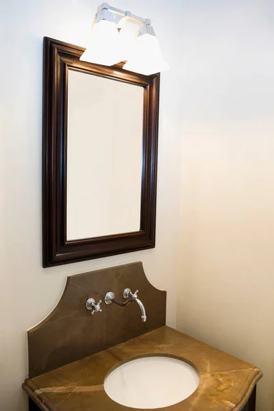 Interieur Modernes Badezimmer Mit Weißen Wänden Und Toilette — Stockfoto
