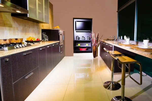 带有家具的现代化厨房内部 — 图库照片