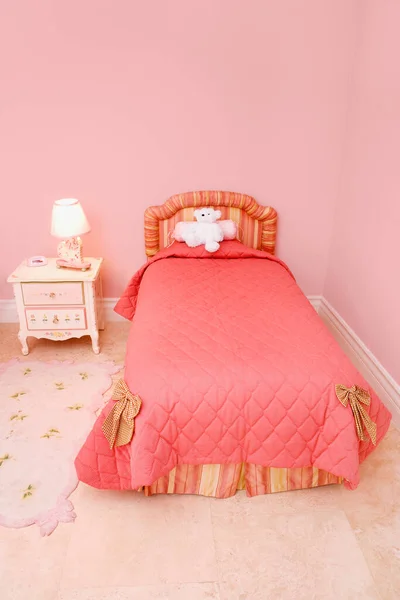 Ροζ Μαξιλάρι Στο Κρεβάτι Στο Εσωτερικό Του Υπνοδωματίου — Φωτογραφία Αρχείου