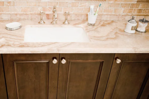 Bagno Bianco Con Specchio Bicchiere Acqua Sullo Sfondo Del Lavandino — Foto Stock