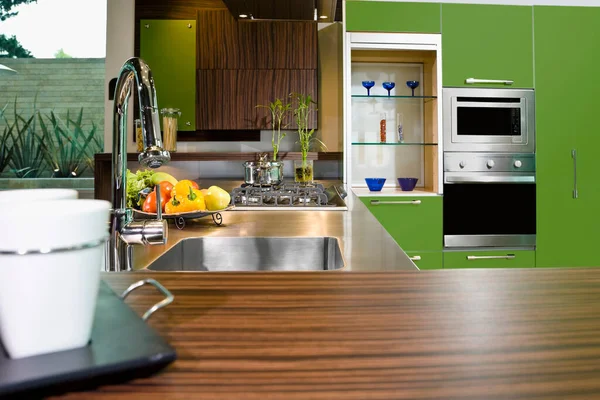 Cocina Moderna Con Gran Lavabo Blanco Fondo Azul — Foto de Stock