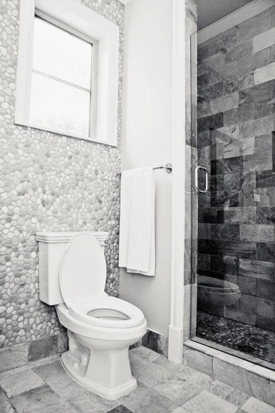 Cuarto Baño Blanco Interior Con Espejo Una Ducha — Foto de Stock