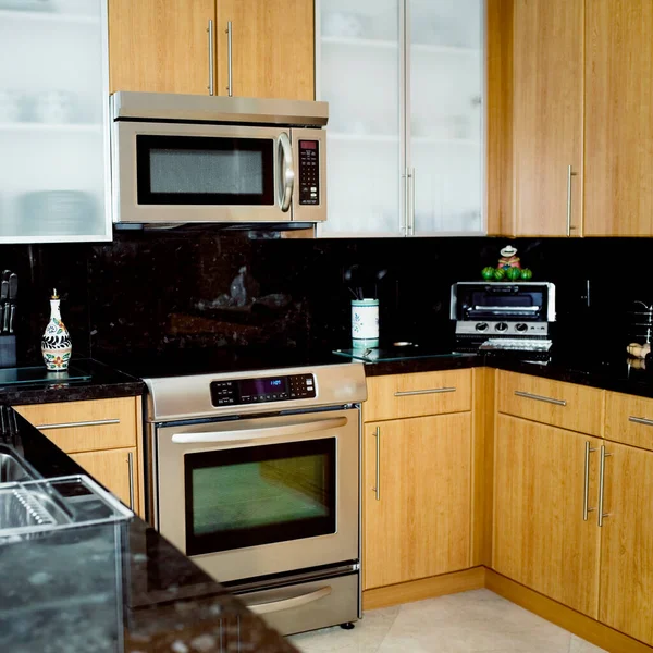 Moderne Kücheneinrichtung Mit Kamin Und Elektrogeräten — Stockfoto