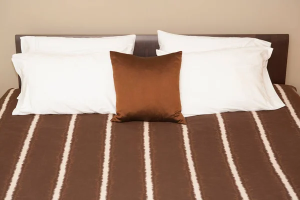 卧室内部床上装饰的白色枕头 — 图库照片