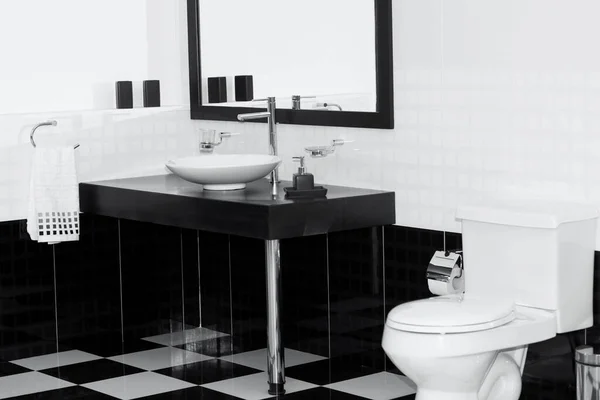 Modernes Badezimmer Mit Weißen Und Grauen Wänden — Stockfoto