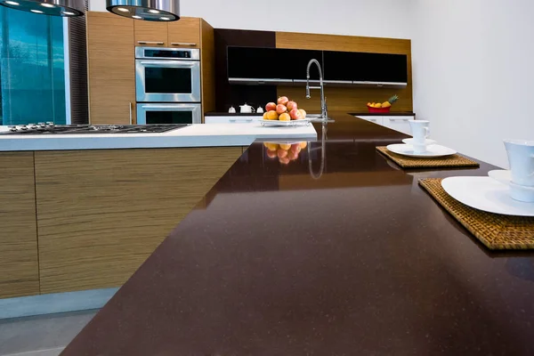 Moderne Kücheneinrichtung Mit Tisch Und Stühlen — Stockfoto