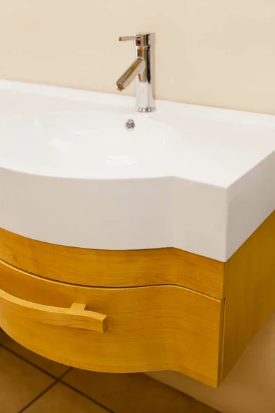 Μοντέρνο Εσωτερικό Μπάνιο Λευκή Μπανιέρα Και Νεροχύτη — Φωτογραφία Αρχείου