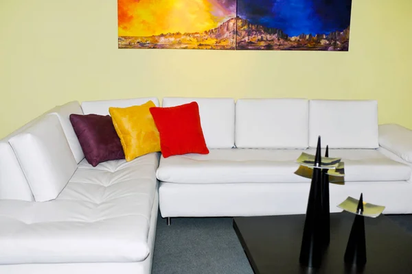 Interior Ruang Tamu Modern Dengan Sofa Dan Bantal — Stok Foto