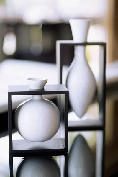 Weiße Keramikvasen Auf Einem Regal Inneren — Stockfoto