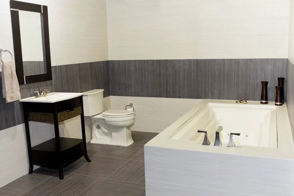 带有白色水槽和黑色墙壁的现代化浴室内部 — 图库照片
