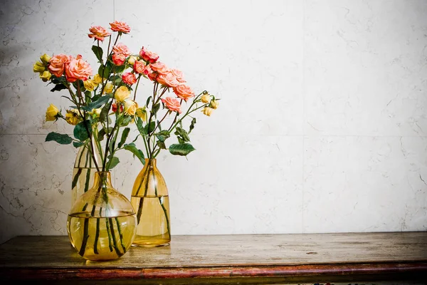 木制背景花瓶中美丽的花束 — 图库照片