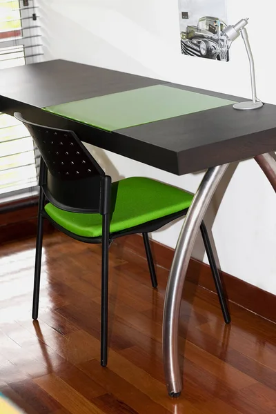 Moderner Bürostuhl Mit Tisch Und Einem Glas Kaffee — Stockfoto