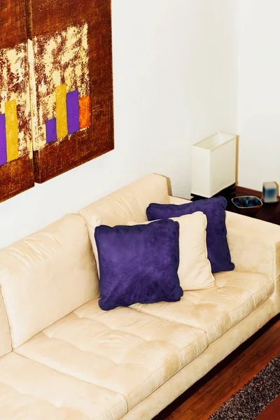 Travesseiro Confortável Decoração Sofá Sala Estar Interior Com Lâmpada Luz — Fotografia de Stock