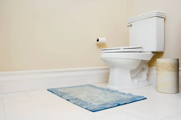 Vaso Sanitário Banheira Branca Interior Banheiro — Fotografia de Stock
