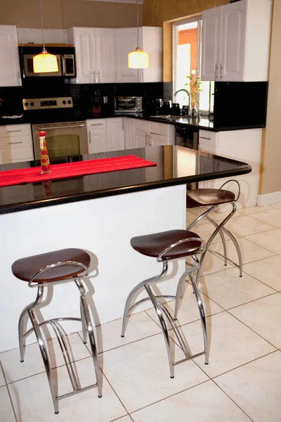 Modern Mutfak Masa Sandalyelerle Dolu — Stok fotoğraf