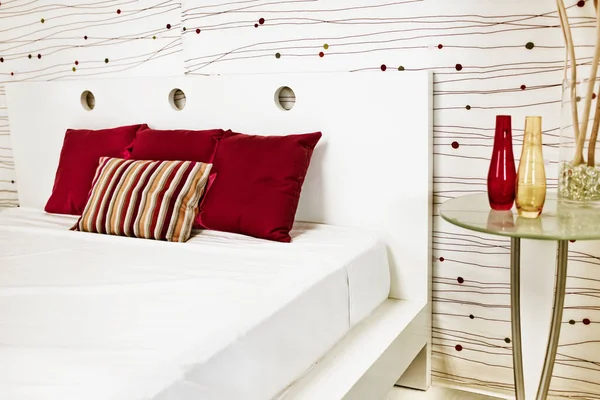 Interior Quarto Moderno Com Cobertor Vermelho Almofadas Brancas — Fotografia de Stock
