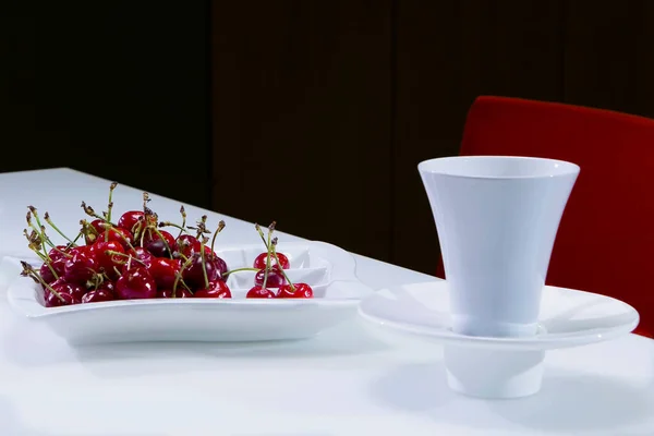 Свежий Красный Белый Чашки Чая Деревянный Стол — стоковое фото