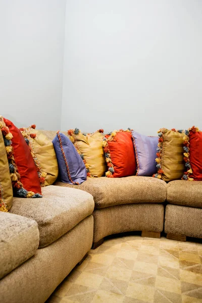 Sofa Nyaman Dengan Bantal Sofa Ruang Tamu Interior — Stok Foto