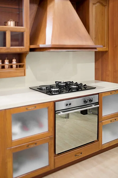 Dapur Modern Dengan Peralatan Putih Dan Hitam — Stok Foto