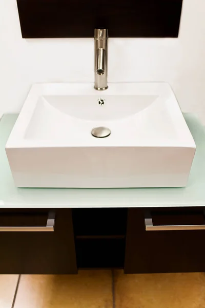 Modernes Badezimmer Mit Weißem Waschbecken Und Wasserhahn — Stockfoto