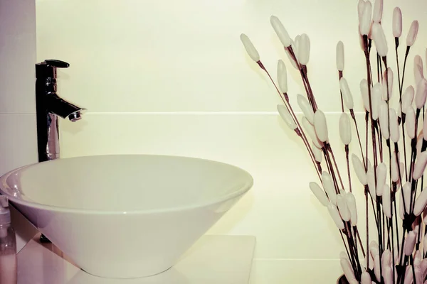 トイレのボウルと洗面台のインテリア — ストック写真