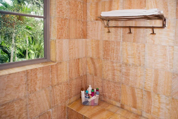 Intérieur Une Salle Bain Avec Une Serviette Parquet — Photo