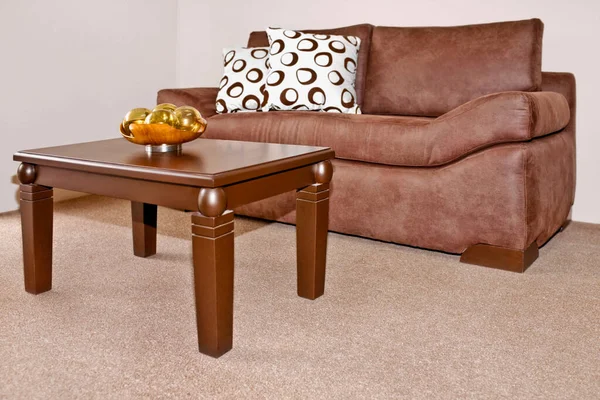 Belo Sofá Com Travesseiros Mesa — Fotografia de Stock
