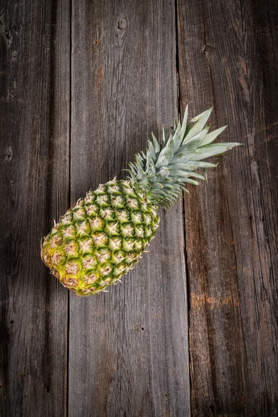 Große Tropische Ananas Mit Blättern Auf Einem Scheunenholzbrett — Stockfoto