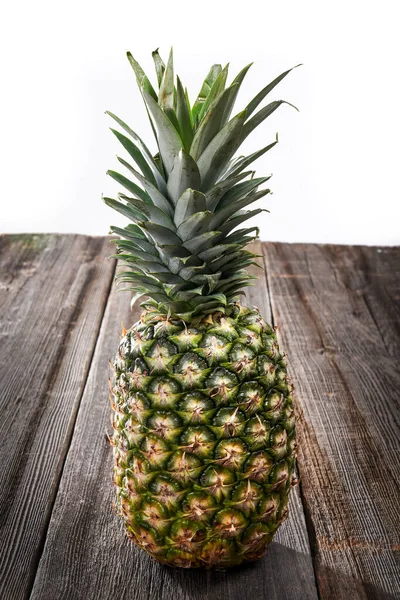 Große Tropische Ananas Mit Ihren Blättern Auf Einem Scheunenholzbrett Auf — Stockfoto