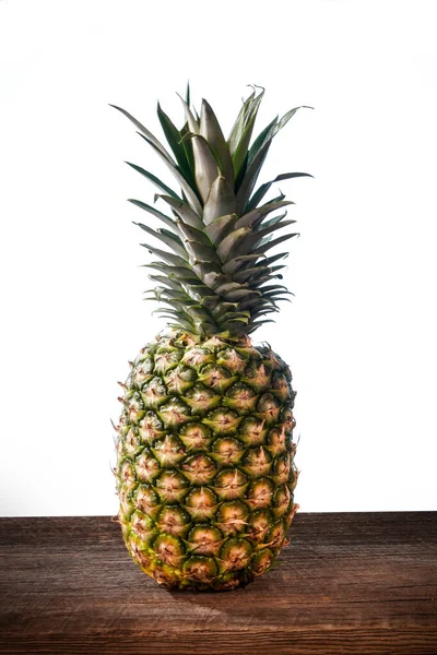 Stor Tropisk Ananas Med Sina Blad Lada Trä Ombord Vit — Stockfoto