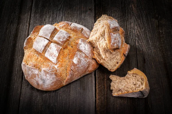 Pain Campagne Croûte Farinée Avec Des Morceaux Chapelure Sur Panneau — Photo