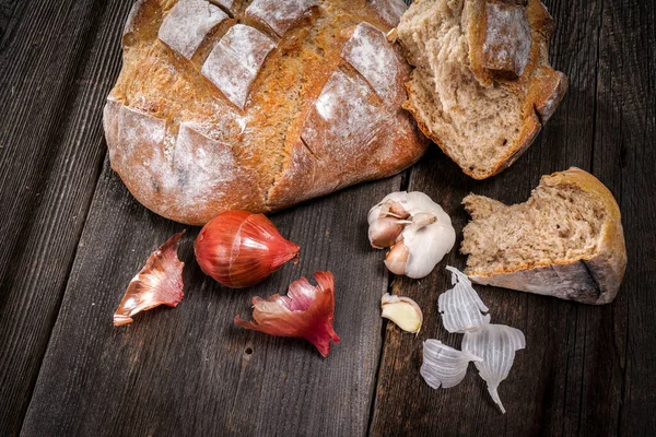 Pain Campagne Avec Morceaux Chapelure Gousses Ail Échalotes Sèches Françaises — Photo