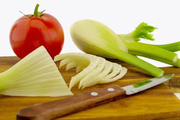 从健康饮食和营养的角度出发 在白色背景的木板上准备红番茄和新鲜茴香片 — 图库照片