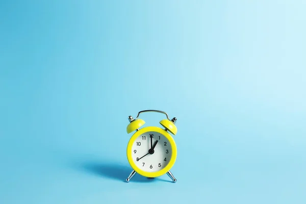 Reloj Despertador Sobre Fondo Azul — Foto de Stock